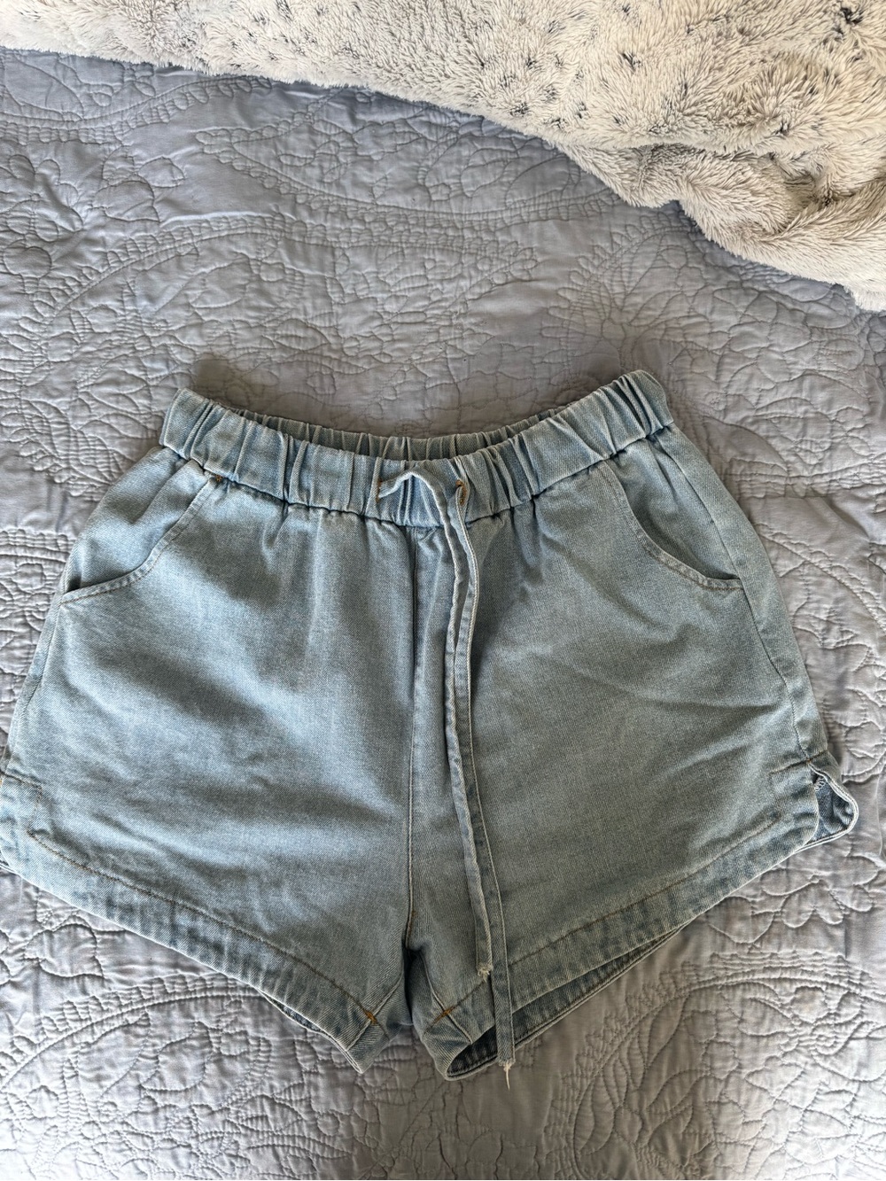Cupshe Light Blue Elastic-Waist Denim Shorts